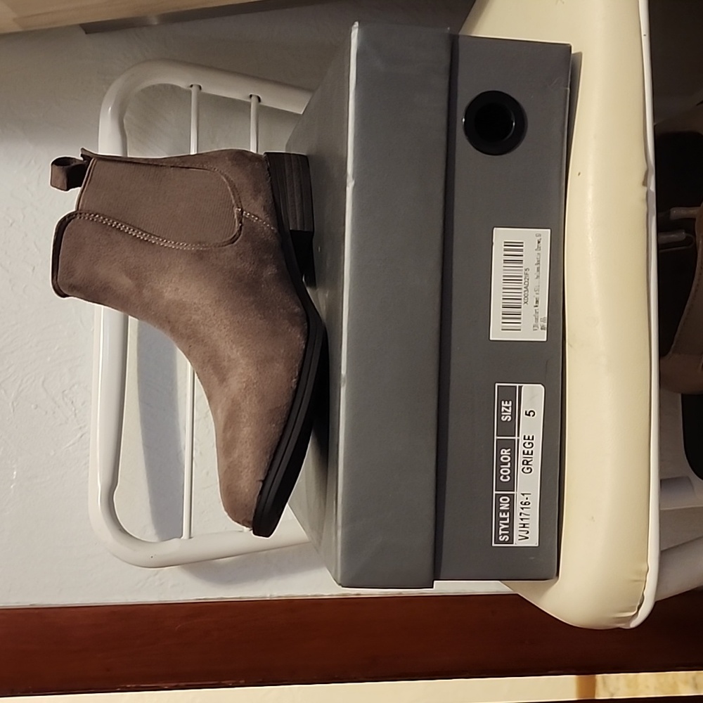 New without tags VJH Midcalf Ankle Boots